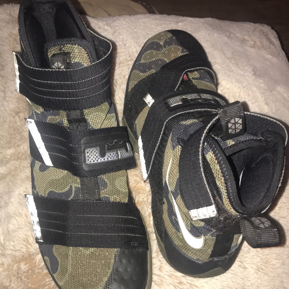 Lebron James basketball camouflage soldier shoes